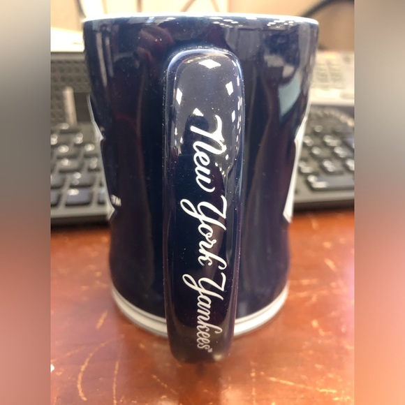 Yankee fans : (NY Yankee Sip & Read)
Yogi Berra book and Yankee cup-both new - Picture 4 of 6